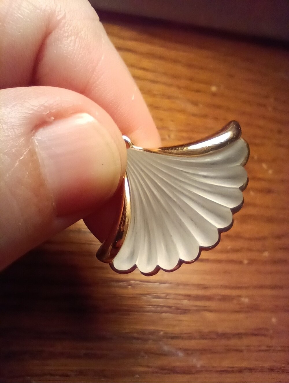 Vtg. Avon White Frosted Scalloped Seashell Pendant On 14.5" Gold Tone Chain - Picture 7 of 8